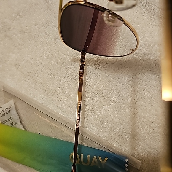 Quay Polarized Sunglasses - Picture 5 of 11